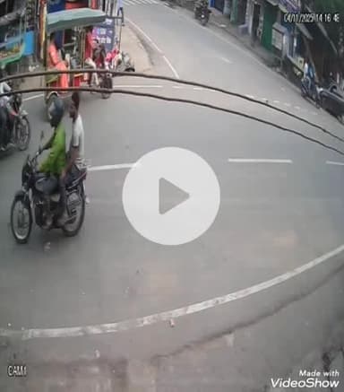 देवघर: बरमसिया चौक पर चैन स्नैचिंग, सीसीटीवी फुटेज आया सामने