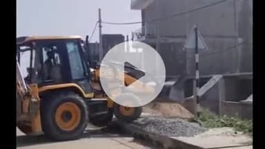 सिराथू: काशिया पश्चिम में हाईवे सर्विस रोड को खाली कराने के लिए एनएचएआई ने बुलडोजर चलाकर सड़क से अतिक्रमण हटवाया