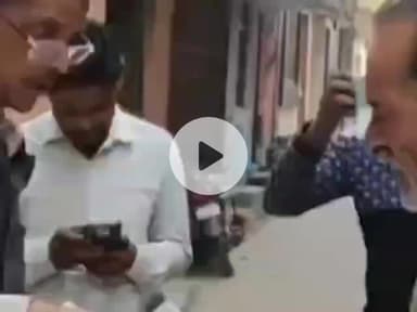 नौगावां सादात: नौगांवा नगर पंचायत की टीम ने क्षेत्र में स्वच्छता के प्रति लोगों को जागरूक किया