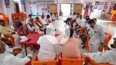 डुमरा: डुमरा हवाई फील्ड में प्रधानमंत्री नरेंद्र मोदी के आगमन को लेकर तैयारी तेज, भाजपा कार्यालय में हुई अहम बैठक