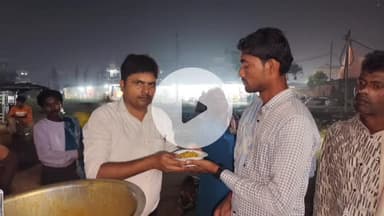 डुमरा: सीतामढ़ी रेलवे स्टेशन पर रोटी बैंक संस्था का सराहनीय कदम, जरूरतमंदों को कराया मुफ्त भोजन