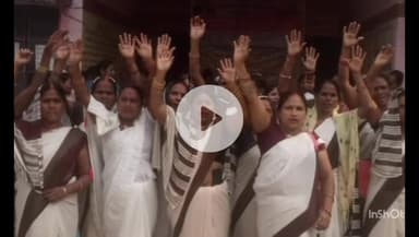 नौतनवा: रतनपुर सीएचसी पर दूसरे दिन भी बकाया मानदेय को लेकर आशा बहुओं का प्रदर्शन