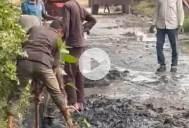 बिल्हौर: बिल्हौर की ग्राम पंचायत मदर राय गुमान में सफाई कर्मी नदारत, ग्रामीणों ने खुद की नालियों की सफाई