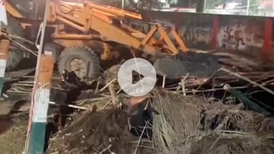 बहराइच: पानी टंकी चौराहा के पास राष्ट्रीय ग्रामीण आजीविका मिशन के तहत प्रशासन द्वारा लगाए गए बी-2 बाजार पर चला बुलडोज़र