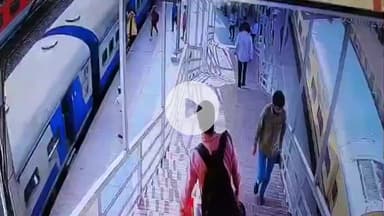 कांके: रांची रेलवे स्टेशन पर चलती ट्रेन से उतरते समय महिला गिरी, आरपीएफ जवान ने बचाया