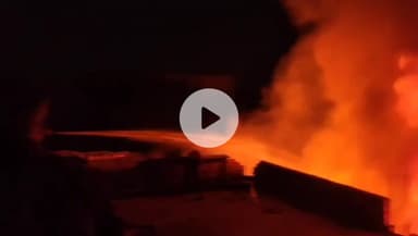 कानपुर: किदवई नगर की सब्जी मंडी में कबाड़ के गोदाम में लगी आग, फायर बिग्रेड ने पाया आग पर काबू