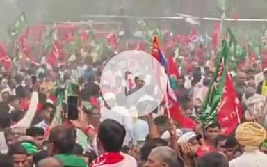 विभूतिपुर: विभूतिपुर के तरुनिया मैदान में तेजस्वी यादव ने जनसभा को संबोधित किया