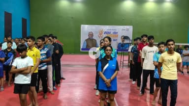 गिरिडीह: हुट्टी बाजार के समीप गिरिडीह के इंडोर स्टेडियम में सांसद खेल महोत्सव का शुभारंभ