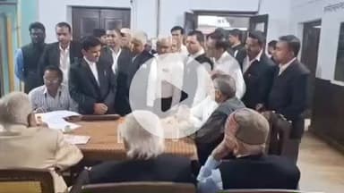 बहराइच: जिला बार एसोसिएशन सभागार में अधिवक्ता संघ चुनाव के लिए नामांकन प्रक्रिया जारी, पहले दिन 36 उम्मीदवारों ने कराया नामांकन