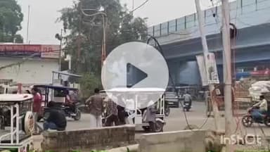 लखीमपुर: राजापुर चौराहा पर यातायात माह का मजाक बन रहा है, टीएसआई के सामने से गुजरते रहे ओवरलोड वाहन और बिना हेलमेट सवार