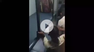 झांसी: अंडमान एक्सप्रेस ट्रेन में महंगा खाना का विरोध करने पर वेंडर ने यात्री को पीटा, वीडियो वायरल, झांसी PRO ने जांच का किया आश्वासन