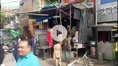 झांसी: सीपरी बाजार में नगर निगम द्वारा चलाए गए अतिक्रमण अभियान में दुकान के बाहर रखे सामान को किया गया ज़ब्त