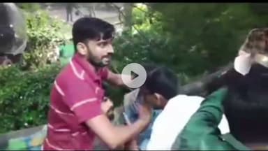 चास में भारत मां  प्रतिमा के  समीप कार से टक्कर मारने वाले व्यक्ति को लोगों ने किया पुलिस के हवाले