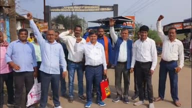 गिरिडीह: टुंडी रोड पर मंत्री सुदिव्य कुमार सोनू के आवास का घेराव करने पहुंचे शिक्षक गिरफ्तार