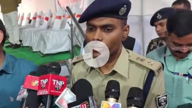 आरा: आरा के महाराजा कॉलेज में भोजपुर जिले में निष्पक्ष एवं शांतिपूर्ण मतदान के लिए कर्मियों को ब्रीफिंग की जानकारी देते SP