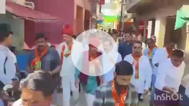 बारां: भाजपा राष्ट्रीय उपाध्यक्ष वसुंधरा राजे और मुख्यमंत्री भजनलाल के रोड शो के दौरान अंता विधानसभा क्षेत्र में बांटे गए पीले चावल