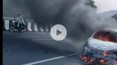 छपारा: नेशनल हाईवे 44 के बंजारी घाटी के पास चलती कार में लगी आग