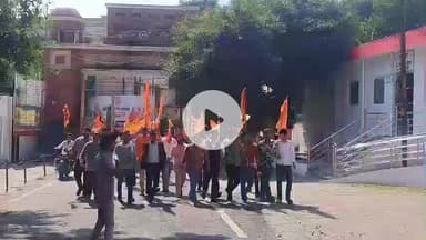 झांसी: धीरेंद्र शास्त्री की यात्रा का विरोध कर रहे व्यक्ति को लेकर शिष्य मंडल ने राष्ट्रपति को संबोधित ज्ञापन DM को सौंपा