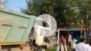 झांसी: करौंदी माता मंदिर के पास तेज रफ्तार डंपर विद्युत पोल से टकराया, खंबे में लगी आग, बिजली आपूर्ति हुई बाधित