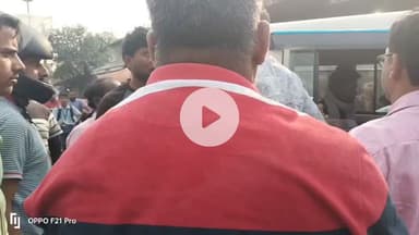 भुरकुंडा थाना प्रभारी निर्भय कुमार ने कांके रोड जवाहर नगर के रहने वाले एस के सिन्हा और एके सिन्हा एमआर को डंडे से पिटा,