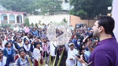 डुमरा: लक्ष्मी हाई स्कूल में शत प्रतिशत मतदान के लिए कार्यक्रम, डीएम ने लोगों को किया जागरूक