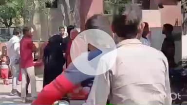 हाथरस: अस्पताल चौकी पुलिस की लापरवाही से 200 मीटर पर हुआ हंगामा, साली के प्यार में जीजा को पत्नी व परिजनों ने चप्पलों से पीटा