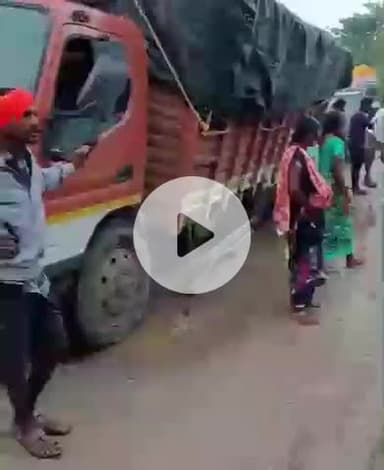 వడ్డేపల్లి: కోయిల్ దీన్నే ప్రధాన రహదారిపై అదుపుతప్పిన డిసిఎం,ఆటో...తప్పిన ప్రమాదం