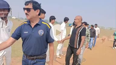 खूंटी: रेवा ग्राउंड में खूंटी जिला क्रिकेट एसोसिएशन के तत्वाधान में वी डिवीजन का उद्घाटन मैच खेला गया