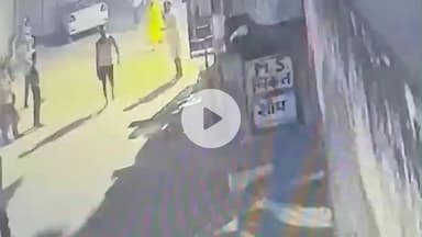 चूरू: मोहल्ला ईदगाह में परिवार पर तलवार से हमले का सीसीटीवी वीडियो आया सामने, कोतवाली थाना में दर्ज हो चुका मुकदमा