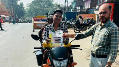 पीरटांड: पीरटांड़ में परिवहन विभाग का “रफ्तार घटाओ, सुरक्षा बढ़ाओ” अभियान, लोगों को सड़क सुरक्षा का संदेश