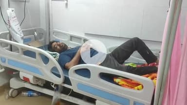 झालरापाटन: झालावाड़ के समीप खैराबाद में सड़क किनारे खड़ी बाइक पर बैठे दो युवकों को कार ने टक्कर मारकर किया घायल