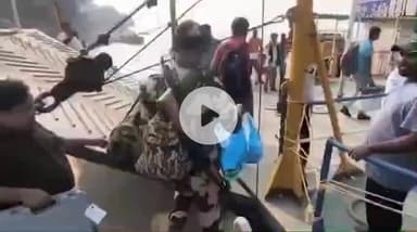 पटना ग्रामीण: पटना में मतदान कर्मी स्टीमर से ईवीएम के साथ रवाना, अपने-अपने बूथों पर सुरक्षित पहुंचेंगे