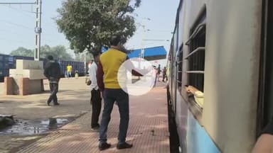 लोहरदगा: लोहरदगा-रांची मेमो ट्रेन में टीटीई के डर से भागे यात्री, सेल्फी लेने लगे, फिर भी टीटीई ने दबोचा