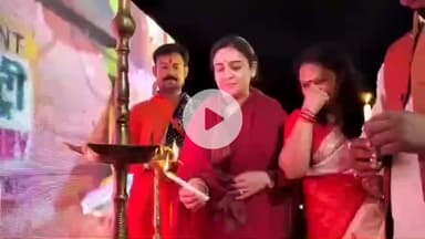 इटावा: सदर इलाके के यमुना नदी किनारे हनुमान घाट पर देव दीपावली का भव्य कार्यक्रम, अपर्णा यादव मुख्य अतिथि के रूप में मौजूद