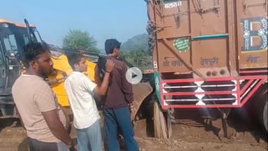 शिवपुरी: अमोला क्रेशर: NH-27 फोर-लेन निर्माण धीमा, ट्रक फंसा, जेसीबी से निकालना पड़ा