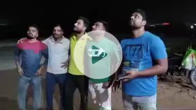 कोईलवर: कार्तिक पूर्णिमा की रात आसमान में चमका साल का सबसे बड़ा सुपरमून, कायमनगर में उत्सुकता से देखते नजर आए लोग