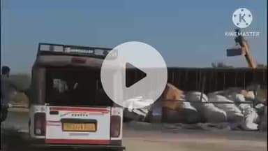 डीडवाना: किशनगढ़ हनुमानगढ़ मेगा हाईवे पर अनियंत्रित होकर पलटा एक ट्रक, सामान बिखरा, पुलिस मौके पर पहुंची