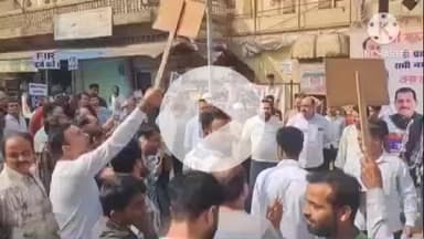 खुरई: छत्तीसगढ़ी नेता की झूलेलाल पर अभद्र टिप्पणी के विरोध में सिंधी समाज का प्रदर्शन, परसा चौराहे पर फूंका पुतला