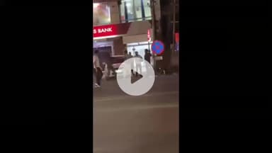 झांसी: एक्सिस बैंक के सामने दो पक्षों के बीच विवाद, जमकर हुई मारपीट, वीडियो हुआ वायरल