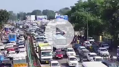 हरिद्वार: कार्तिक पूर्णिमा के स्नान पर हरिद्वार में श्रद्धालुओं की भीड़ उमड़ी, हाइवे पर लगा जाम, वाहन रेंगकर चलते नजर आए