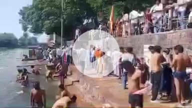 झालरापाटन: चंद्रभागा नदी पर कार्तिक पूर्णिमा का पवित्र स्नान, हजारों श्रद्धालुओं ने लगाई आस्था की डुबकी, महिलाओं ने किए दीपदान