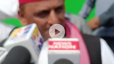 नवादा: पूर्व सीएम अखिलेश यादव का नवादा में भाषण: नीतीश को BJP का 'डमी', योगी पर झूठ बोलने का आरोप, आईटीआई के मैदान में