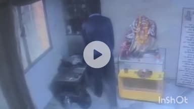 दुर्ग: छावनी थाना क्षेत्र के शिवदुर्गा हनुमान मंदिर में मंगलवार-बुधवार रात अज्ञात चोर ने दान पेटी से पैसे चुरा लिए