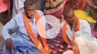 खड्डा: तीनबर्दहा तुर्कही गाँव में जीने लायक आवासीय जमीन की पट्टे की मांग पर बैठे मुसहरों का अनशन जूस पिलाकर समाप्त कराया गया