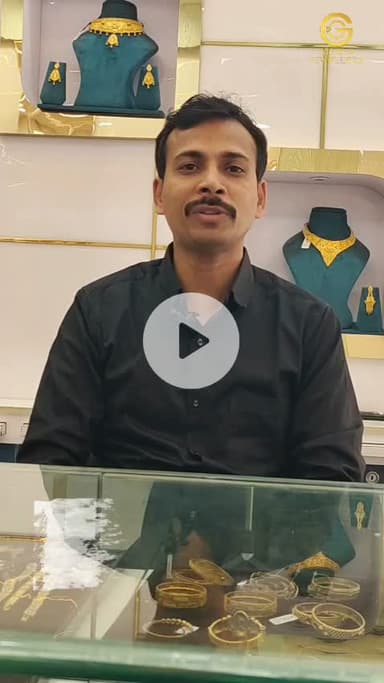 "ज़ेवर नहीं, ये तो आपकी पहचान है,
हर डिज़ाइन में झलके आपकी कहानी!"
 Girraj Jewellers के साथ!"