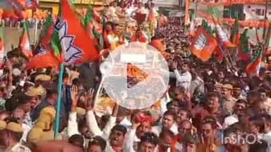 बारां: मुख्यमंत्री भजनलाल शर्मा ने मांगरोल में रोड शो किया, बस स्टैंड पर पुष्प वर्षा कर स्वागत, हजारों लोग उमड़े