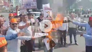 झांसी: अभद्र टिप्पणी पर सिंधी समाज में आक्रोश,अमित बघेल का इलाइट चौराहे पर जलाया पुतला, SSP को पत्र देकर कार्यवाही की मांग