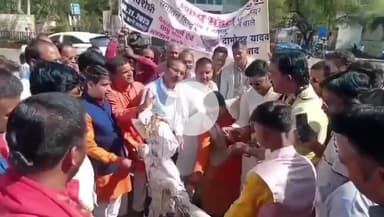 कटनी: धीरेंद्र शास्त्री पर टिप्पणी के विरोध में सनातनियों ने दामोदर यादव का पुतला दहन कर कलेक्टर को सौंपा ज्ञापन