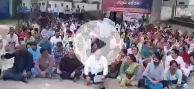 दुर्गाकुंड स्थित सीएमओ कार्यालय पर अतुल गुप्ता की मृत्यु की निष्पक्ष जांच की मांग को लेकर NHM कर्मचारियों ने किया धरना