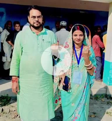 विभूतिपुर: विभूतिपुर में एनडीए प्रत्याशी रवीना कुशवाहा और पूर्व विधायक रामबालक सिंह ने किया मतदान